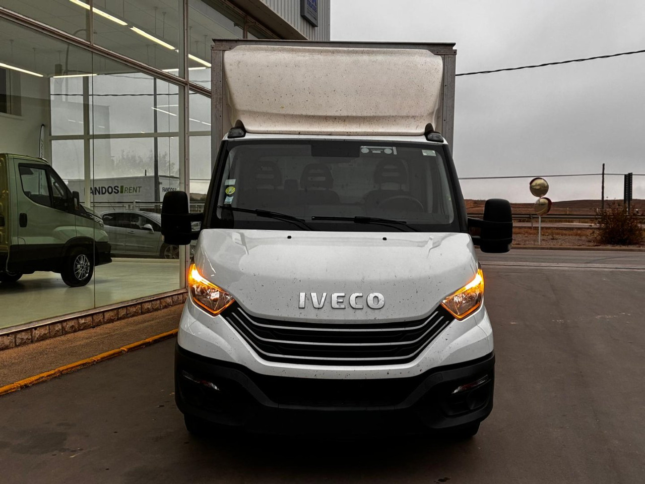 Caja cerrada con plataforma elevadora IVECO 35C16 3.0 20m3 - 박스 밴 : 사진 2 Caja cerrada con plataforma elevadora IVECO 35C16 3.0 20m3 - 박스 밴 : 사진 2