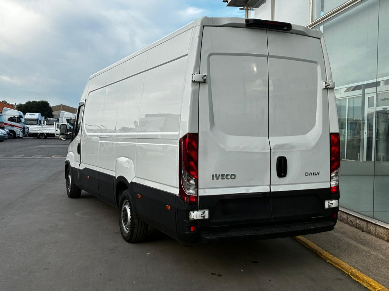 Furgón IVECO 35S14 V 16m3 - 패널 밴 : 사진 4 Furgón IVECO 35S14 V 16m3 - 패널 밴 : 사진 4