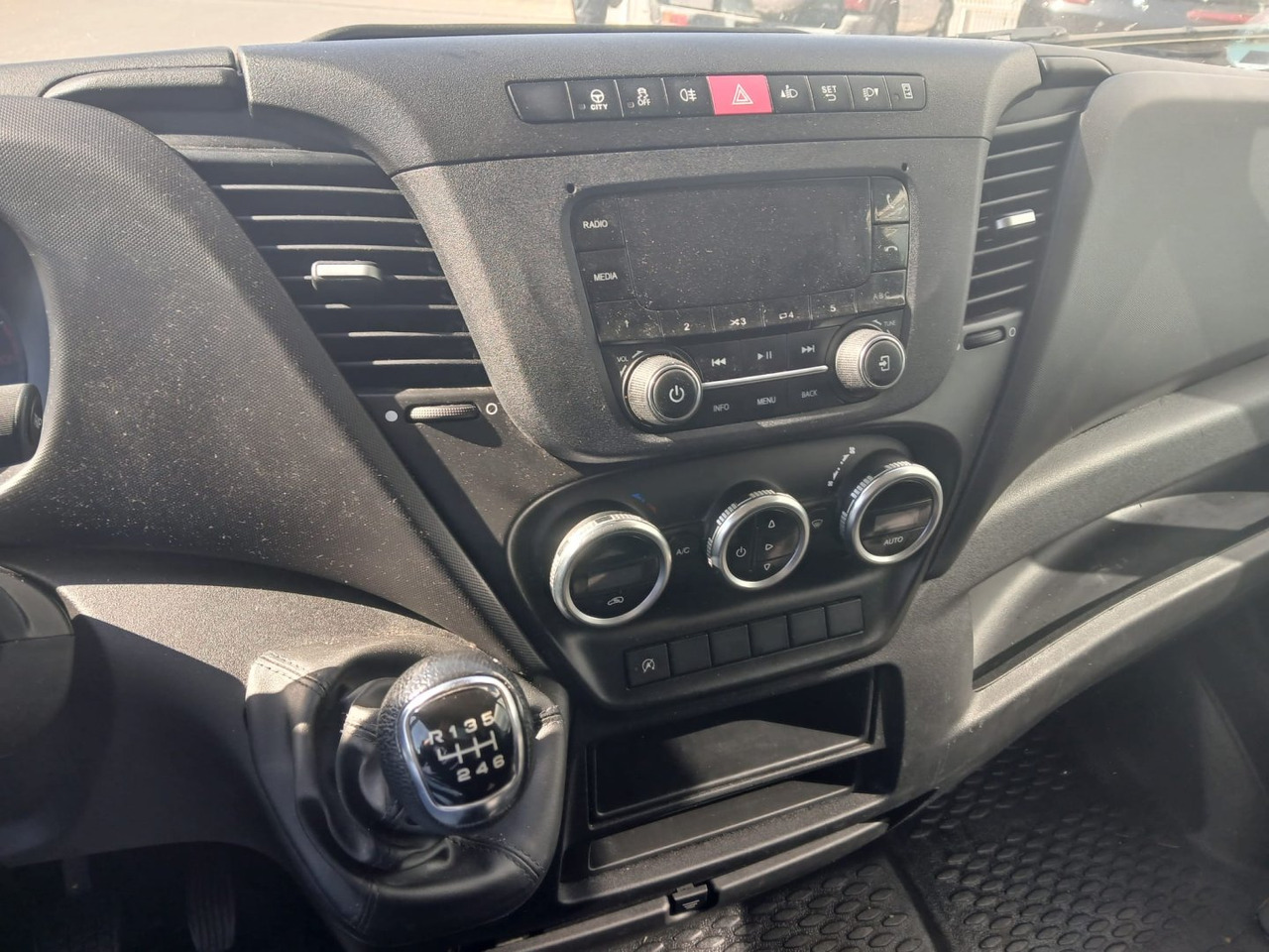 패널 밴 Furgón IVECO 35S16 V 9m3 : 사진 10 패널 밴 Furgón IVECO 35S16 V 9m3 : 사진 10