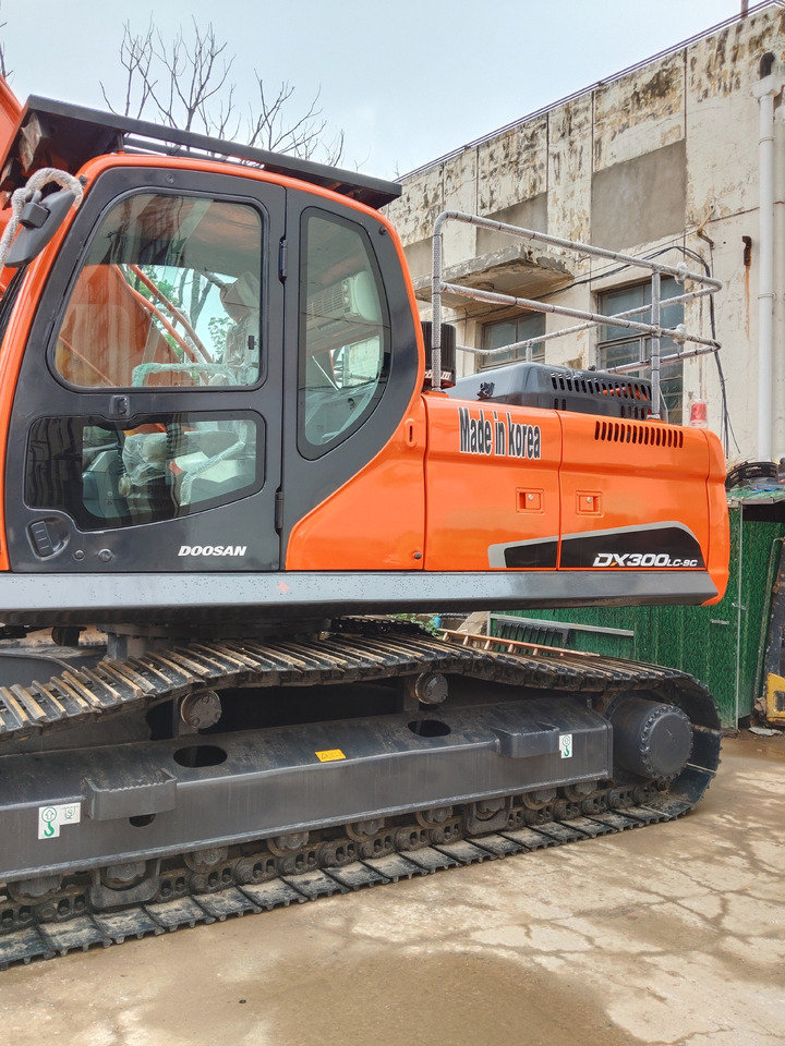 DOOSAN DX300 LCA DX 300 LC - 9C - 크롤러 굴삭기 : 사진 3 DOOSAN DX300 LCA DX 300 LC - 9C - 크롤러 굴삭기 : 사진 3