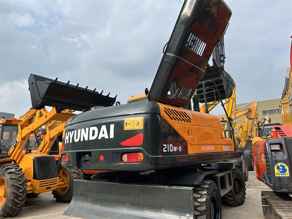 HYUNDAI 210W-9 - 휠 굴삭기 : 사진 2 HYUNDAI 210W-9 - 휠 굴삭기 : 사진 2