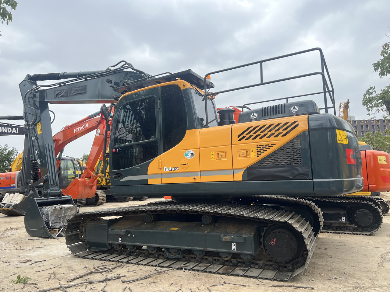 HYUNDAI HX220HD BROADEN TRACK SHOES - 크롤러 굴삭기 : 사진 1 HYUNDAI HX220HD BROADEN TRACK SHOES - 크롤러 굴삭기 : 사진 1