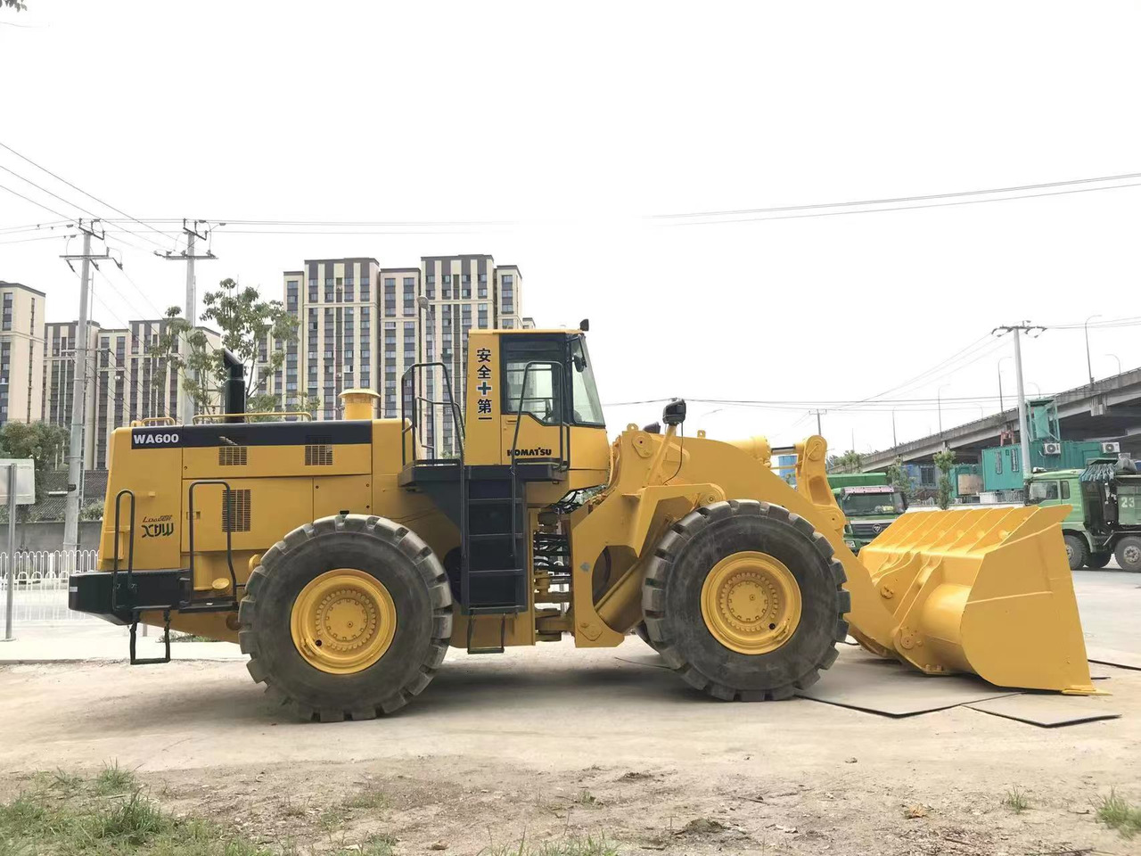 KOMATSU WA 600 - 휠 로더 : 사진 3 KOMATSU WA 600 - 휠 로더 : 사진 3