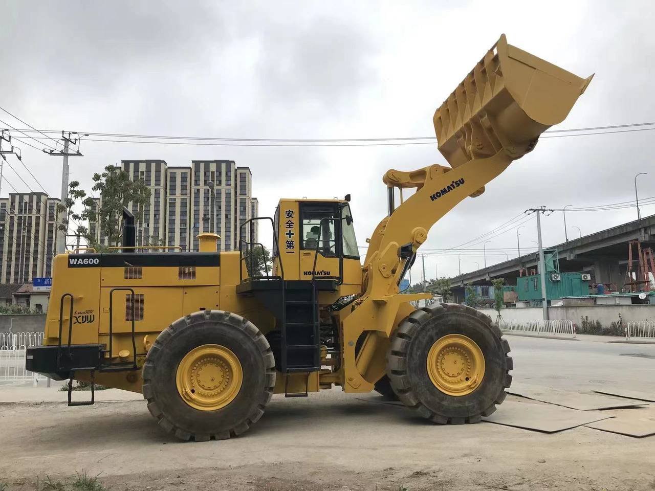 KOMATSU WA600-6 - 휠 로더 : 사진 1 KOMATSU WA600-6 - 휠 로더 : 사진 1