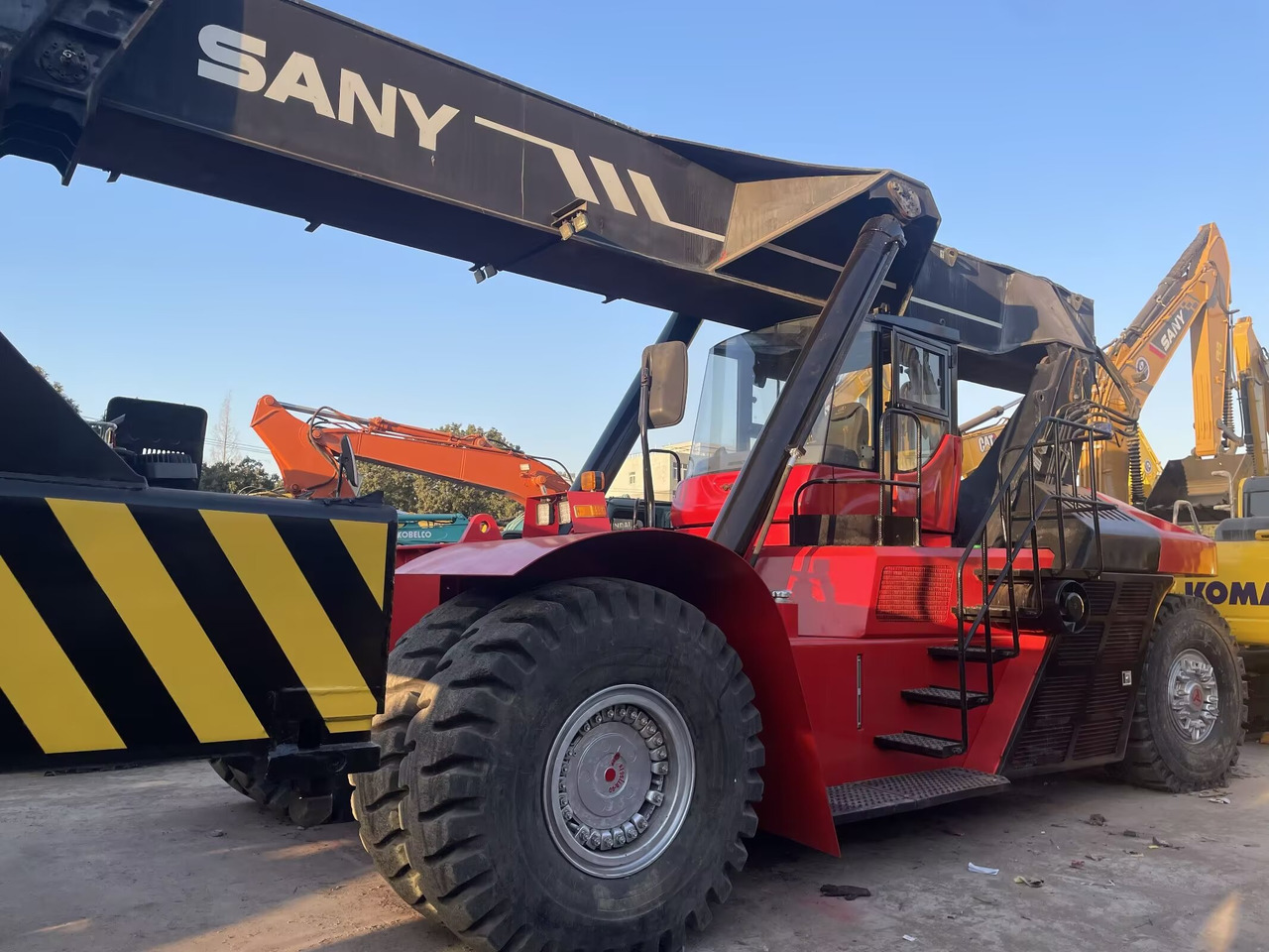 SANY SRSC45C30 45 TON CAPACITY - 리치 스태커 : 사진 2 SANY SRSC45C30 45 TON CAPACITY - 리치 스태커 : 사진 2