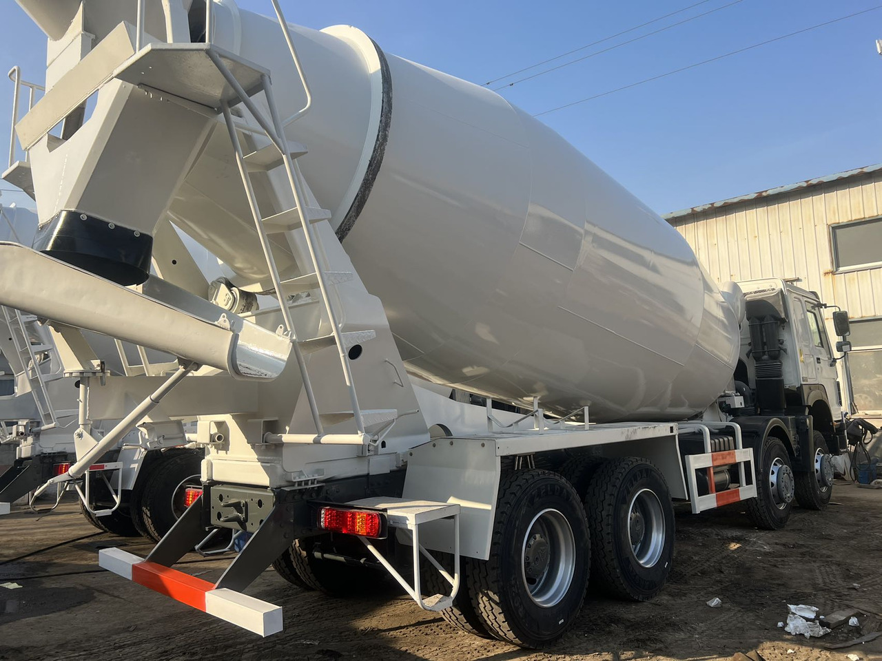 SINOTRUK HOWO 371 HP 16 CBM - 콘크리트 믹서 트럭 : 사진 2 SINOTRUK HOWO 371 HP 16 CBM - 콘크리트 믹서 트럭 : 사진 2