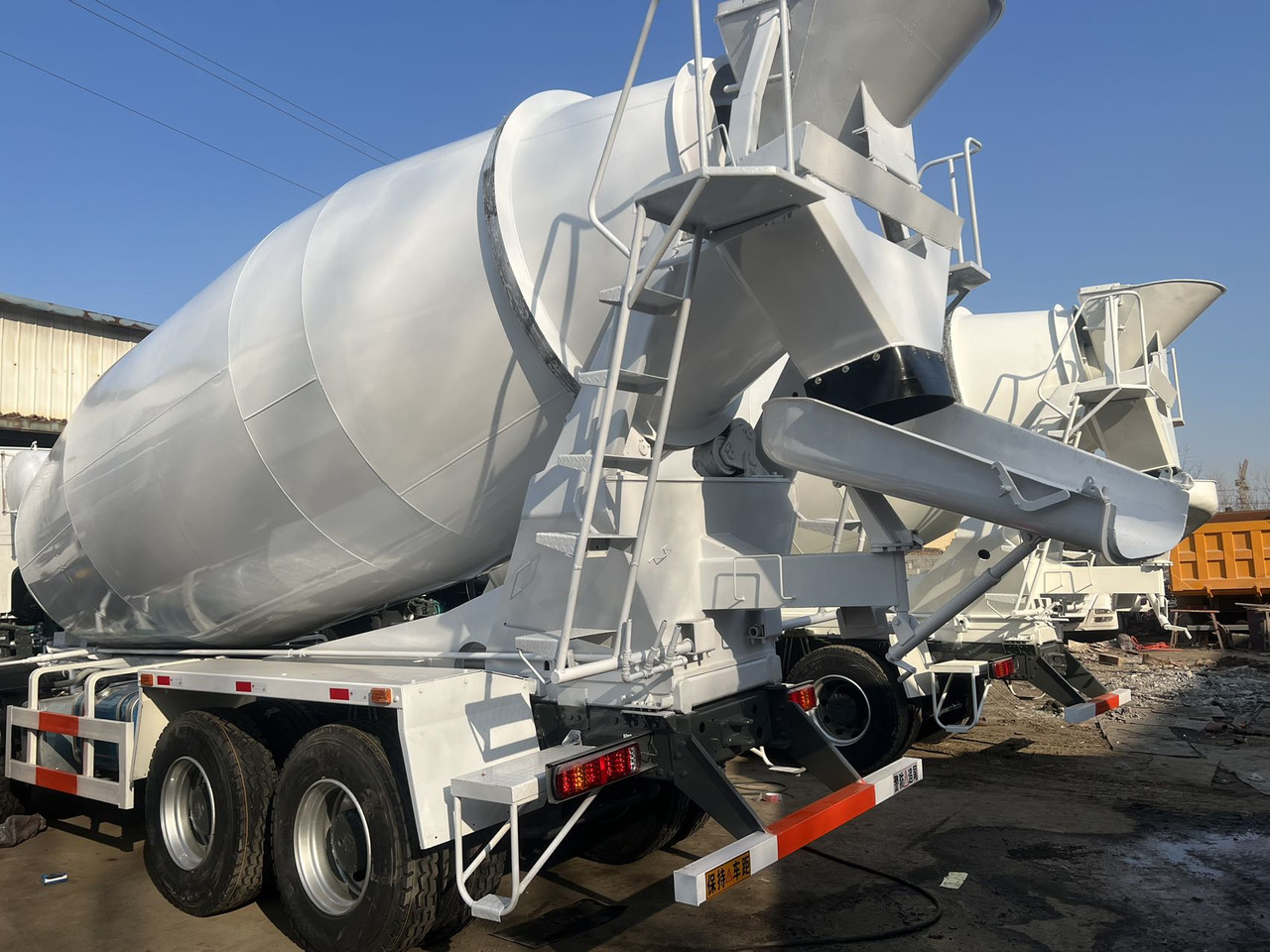 SINOTRUK HOWO 371HP 16CMB - 콘크리트 믹서 트럭 : 사진 4 SINOTRUK HOWO 371HP 16CMB - 콘크리트 믹서 트럭 : 사진 4