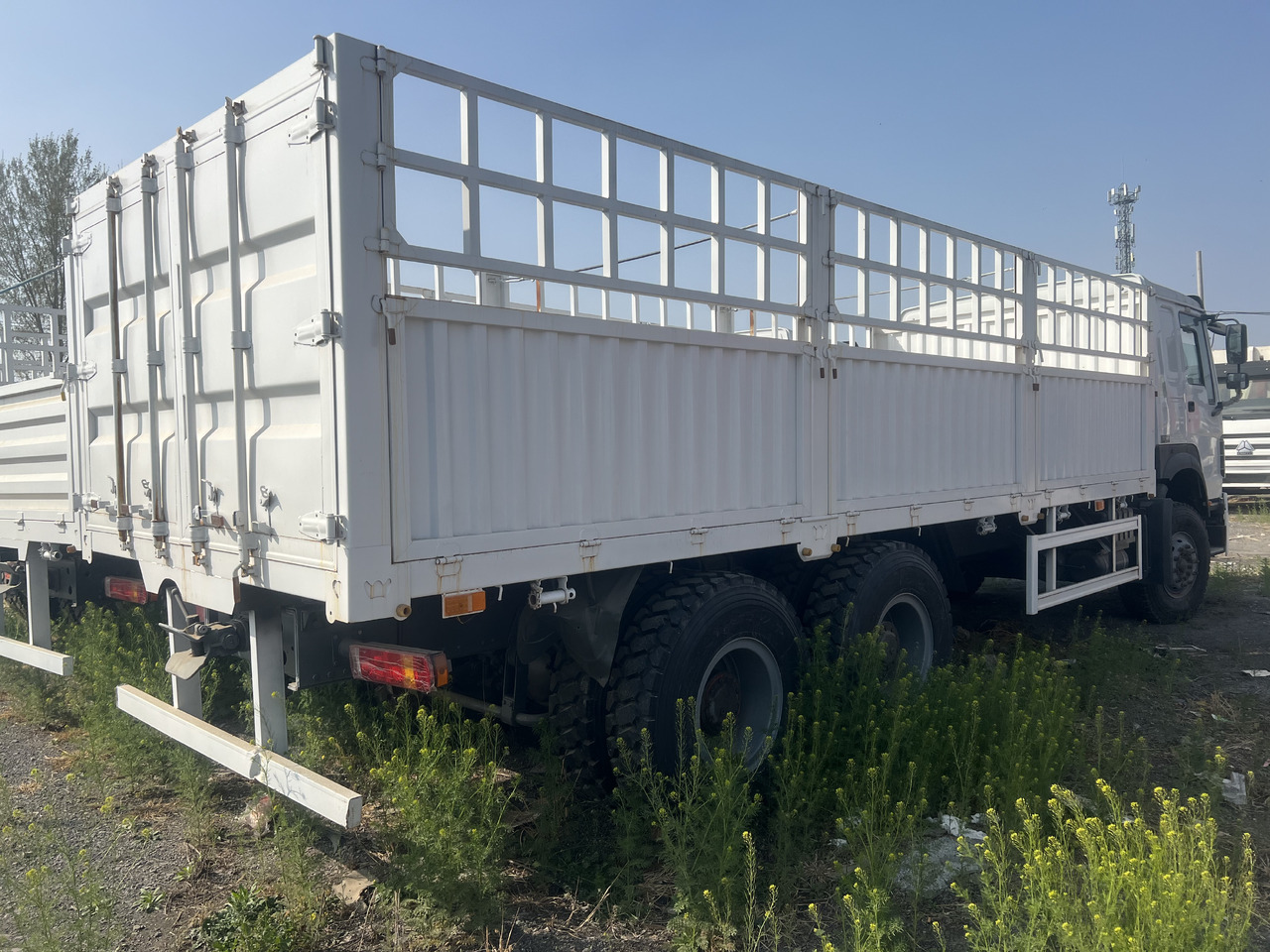 SINOTRUK HOWO Tipper Dump Truck with Fence 6*4 8*4 - 가축 트럭 : 사진 5 SINOTRUK HOWO Tipper Dump Truck with Fence 6*4 8*4 - 가축 트럭 : 사진 5