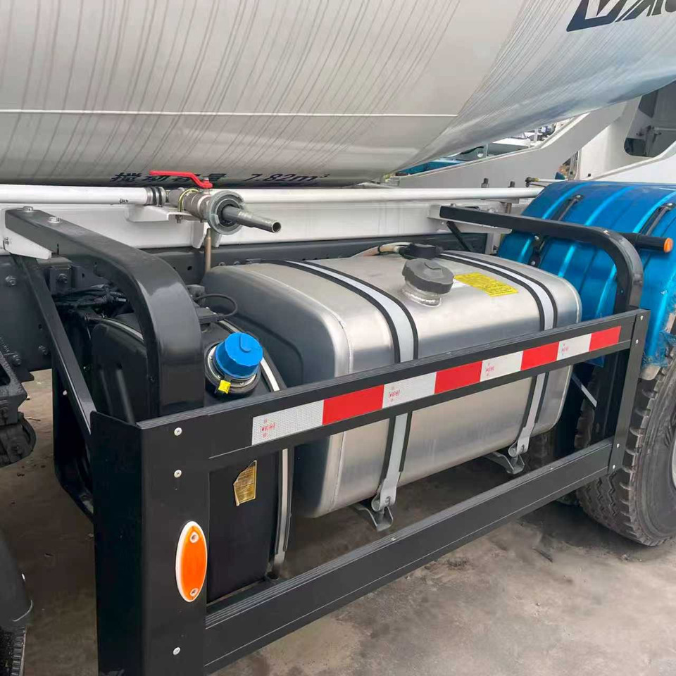 SINOTRUK TX350 Euro 5 STAGE Ⅴ - 콘크리트 믹서 트럭 : 사진 4 SINOTRUK TX350 Euro 5 STAGE Ⅴ - 콘크리트 믹서 트럭 : 사진 4