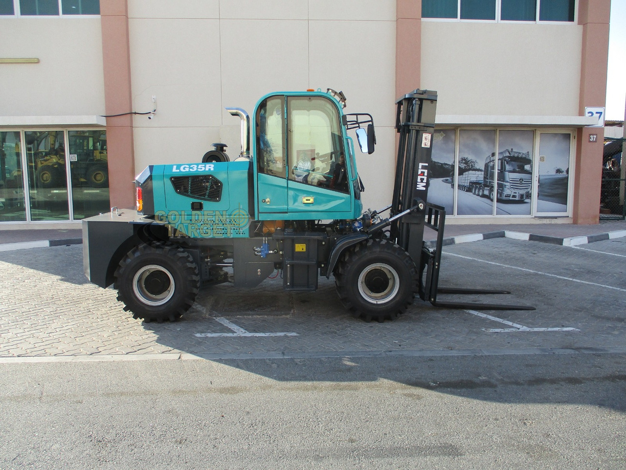 LGCM LG35R Rough Terrain Forklift - 디젤 지게차 : 사진 5 LGCM LG35R Rough Terrain Forklift - 디젤 지게차 : 사진 5