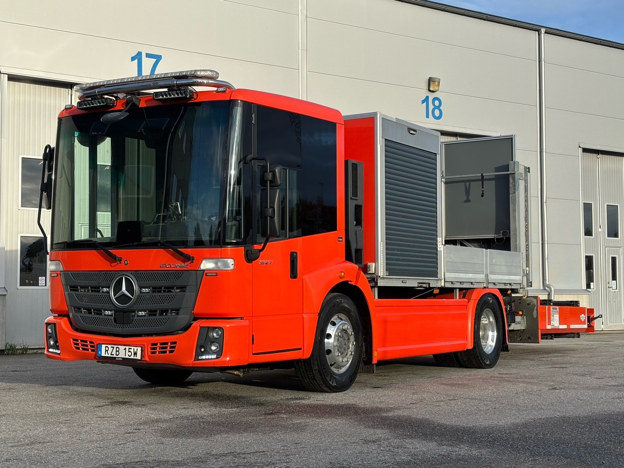 TMA-bil Mercedes-Benz Econic 1827 4x2 -2021 | Hiab-kran - 드롭사이드/ 플랫베드 트럭, 크레인 트럭 : 사진 1 TMA-bil Mercedes-Benz Econic 1827 4x2 -2021 | Hiab-kran - 드롭사이드/ 플랫베드 트럭, 크레인 트럭 : 사진 1