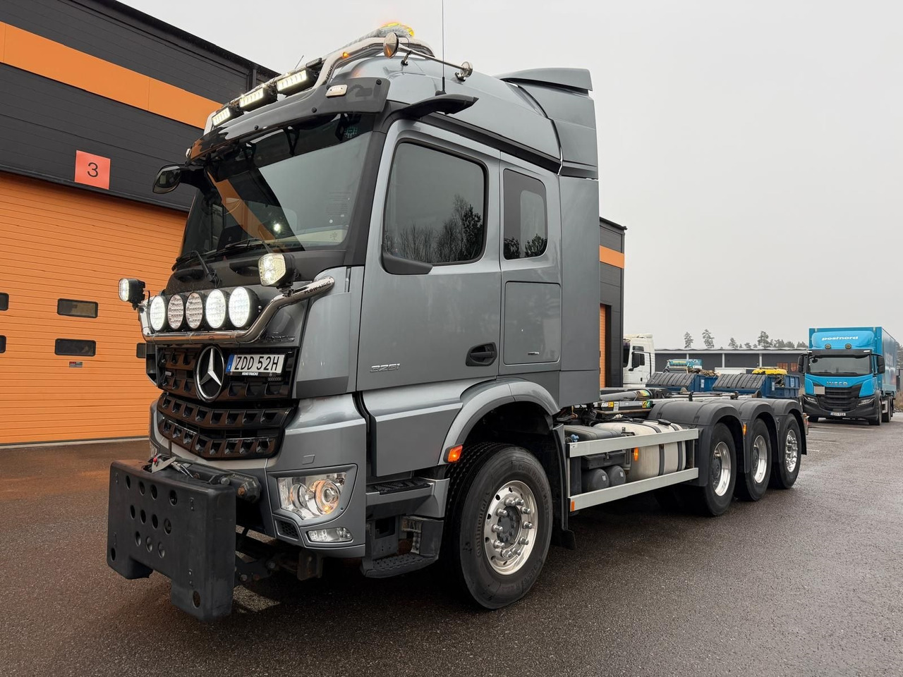 Tridemväxlare Mercedes-Benz Arocs -2022 | JOAB 24 ton | Plogutrustad - 후크 리프트 트럭 : 사진 1 Tridemväxlare Mercedes-Benz Arocs -2022 | JOAB 24 ton | Plogutrustad - 후크 리프트 트럭 : 사진 1