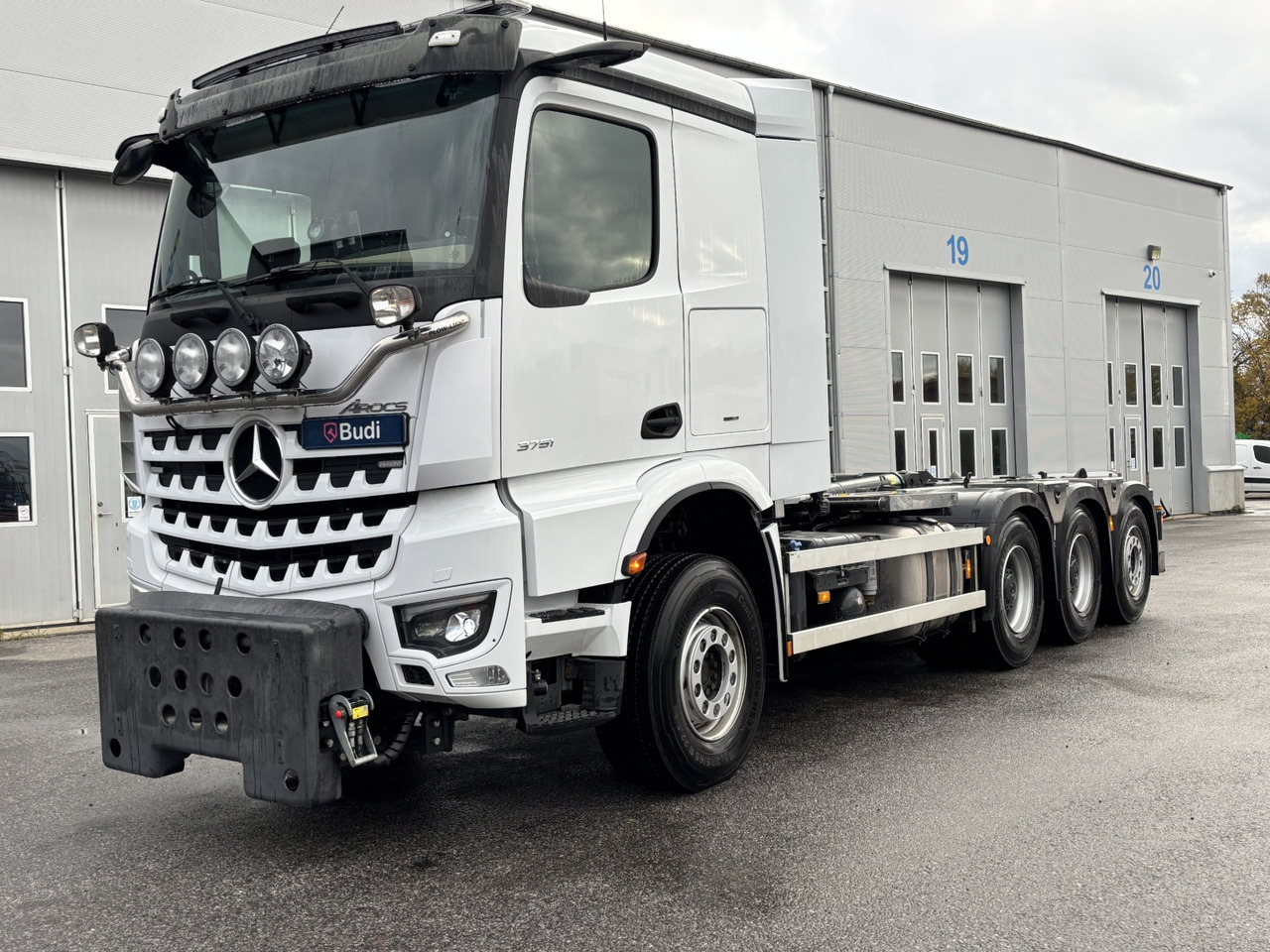 Tridemväxlare Mercedes-Benz Arocs 3751 -2023 | JOAB 24 ton | Plogutrustad - 후크 리프트 트럭 : 사진 1 Tridemväxlare Mercedes-Benz Arocs 3751 -2023 | JOAB 24 ton | Plogutrustad - 후크 리프트 트럭 : 사진 1