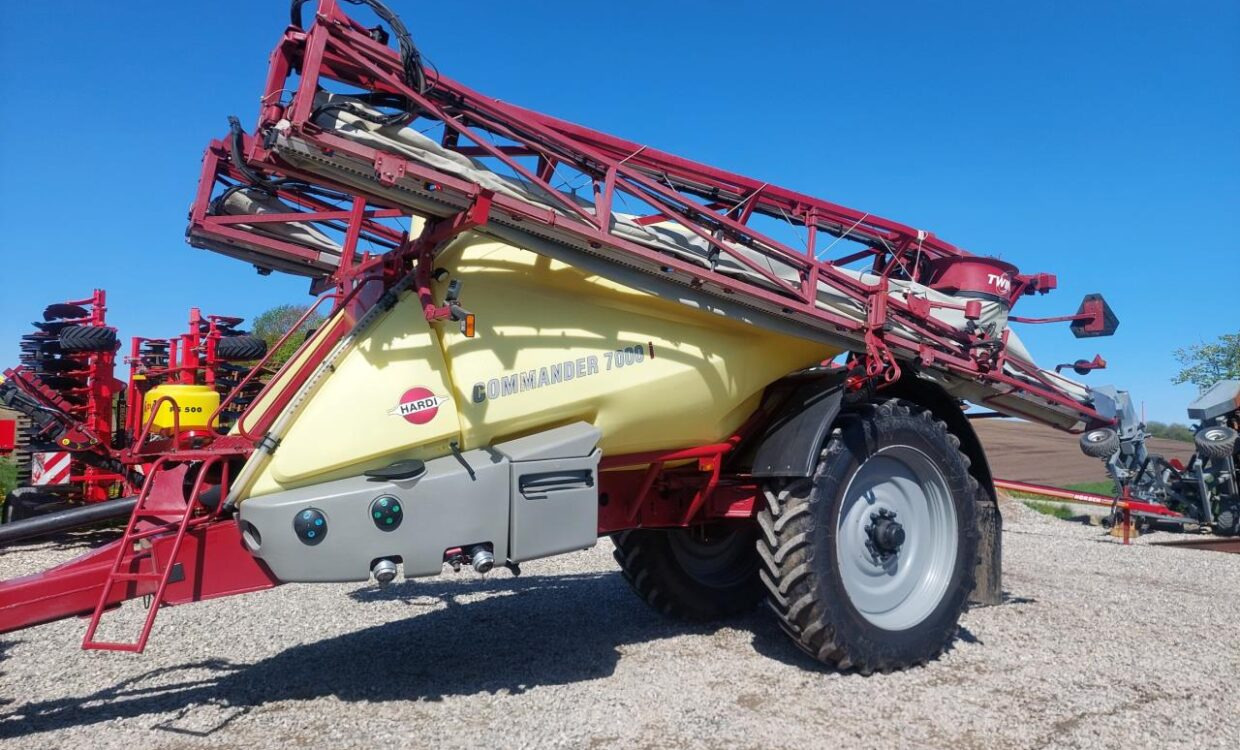 Hardi Commander 7000i - 28m Twin - 견인 스프레이 : 사진 1 Hardi Commander 7000i - 28m Twin - 견인 스프레이 : 사진 1