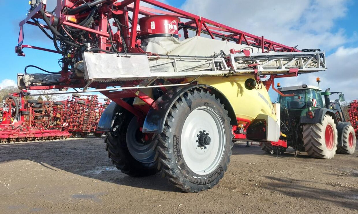 Hardi Commander 7000i - 36 m Twin - 견인 스프레이 : 사진 3 Hardi Commander 7000i - 36 m Twin - 견인 스프레이 : 사진 3