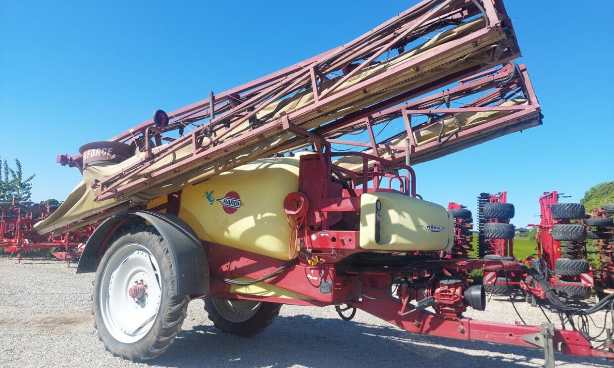Hardi Commander Plus 4200 - 28m Twin - 견인 스프레이 : 사진 3 Hardi Commander Plus 4200 - 28m Twin - 견인 스프레이 : 사진 3