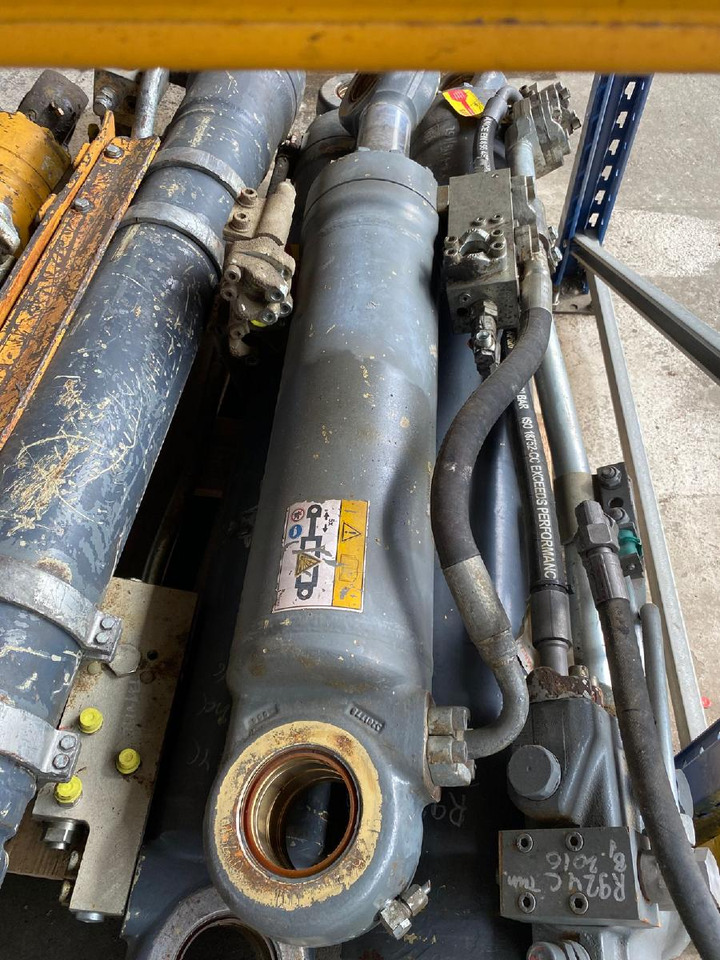 Liebherr R 924 C - 유압 실린더 건설기계 용 : 사진 1 Liebherr R 924 C - 유압 실린더 건설기계 용 : 사진 1