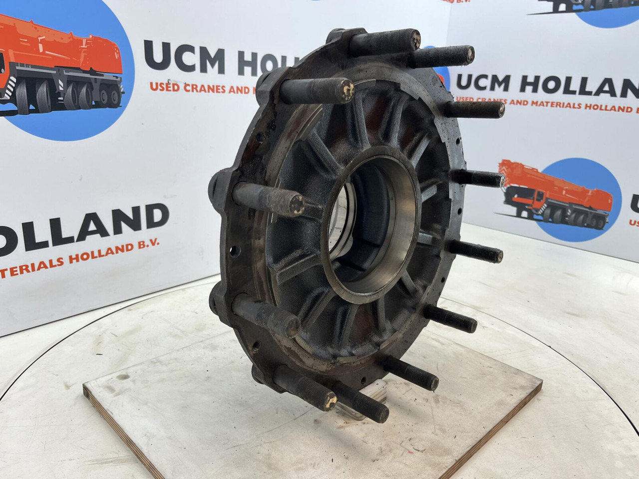 Krupp KMK 3045 Megatrak wheel hub - 휠 허브 크레인 용 : 사진 2 Krupp KMK 3045 Megatrak wheel hub - 휠 허브 크레인 용 : 사진 2