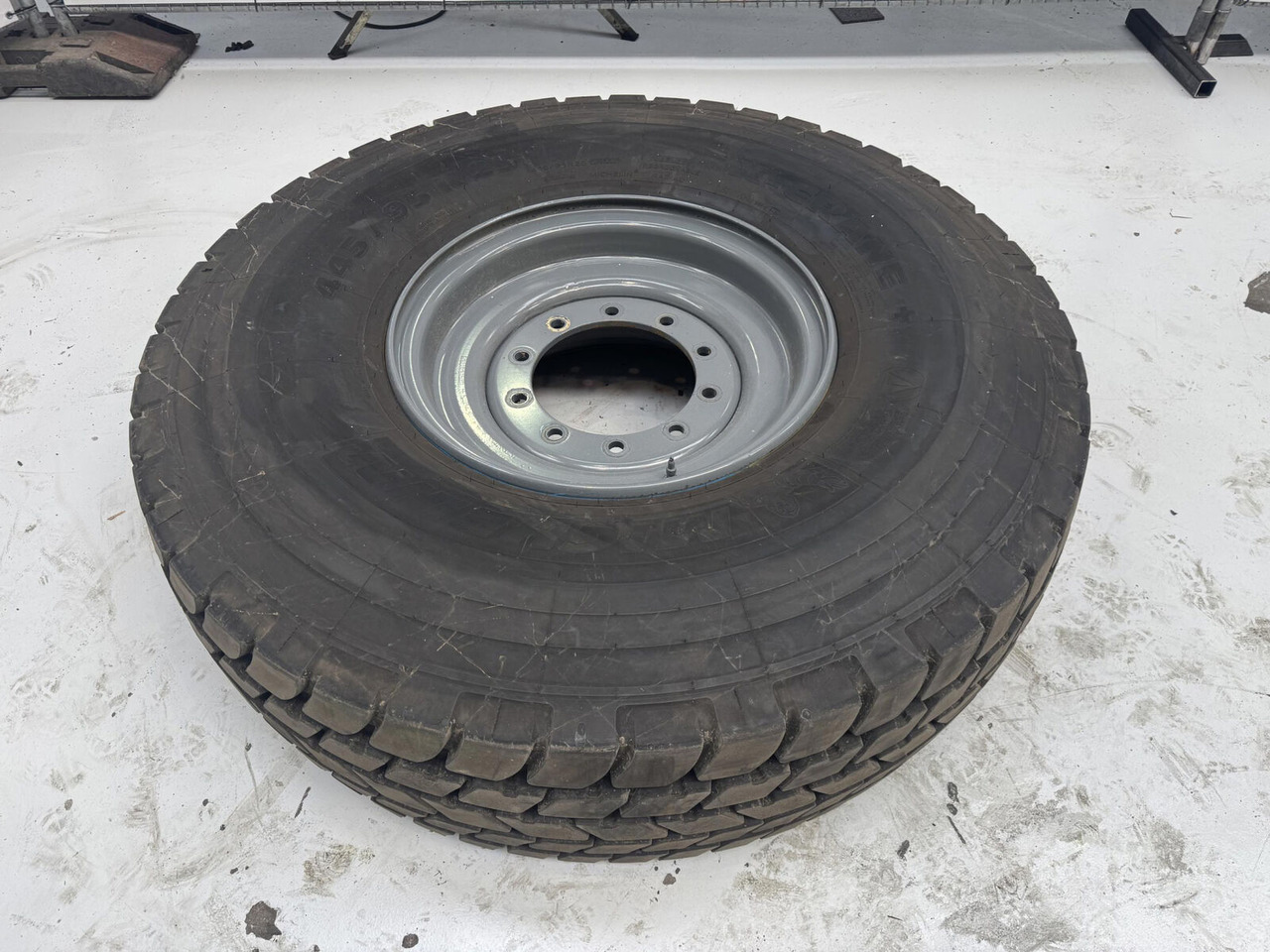 Liebherr Wheel 445/95 R25 10 12 1p - 휠 및 타이어 패키지 크레인 용 : 사진 1 Liebherr Wheel 445/95 R25 10 12 1p - 휠 및 타이어 패키지 크레인 용 : 사진 1