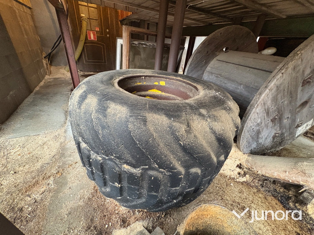 Reservhjul + fälg - John Deer 810 Skotare - 휠 및 타이어 패키지 농업용 기계 용 : 사진 2 Reservhjul + fälg - John Deer 810 Skotare - 휠 및 타이어 패키지 농업용 기계 용 : 사진 2