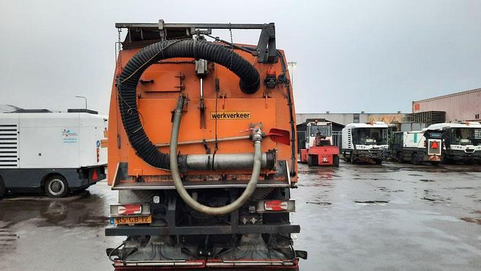 VOLVO M9 4x2R + Johnston Beam VX800 Road Cleaner - 거리 청소 차량 : 사진 3 VOLVO M9 4x2R + Johnston Beam VX800 Road Cleaner - 거리 청소 차량 : 사진 3