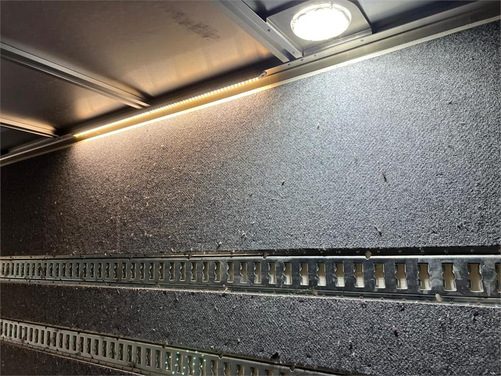 Fruehauf 11,0 mtr boks - lodretstående -lift - 밀폐형 박스 세미 트레일러 : 사진 4 Fruehauf 11,0 mtr boks - lodretstående -lift - 밀폐형 박스 세미 트레일러 : 사진 4