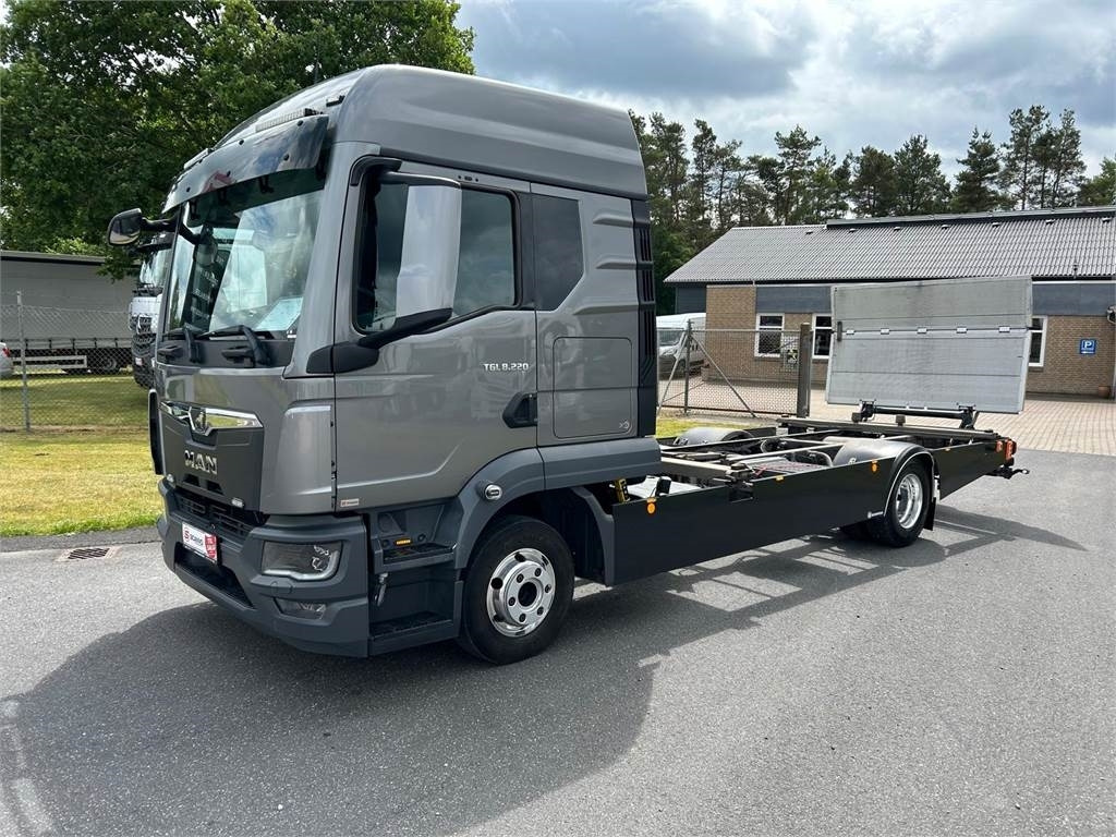 MAN TGL 8-220 4x2 BL incl. 2 stk veksellad - 박스 트럭 : 사진 2 MAN TGL 8-220 4x2 BL incl. 2 stk veksellad - 박스 트럭 : 사진 2