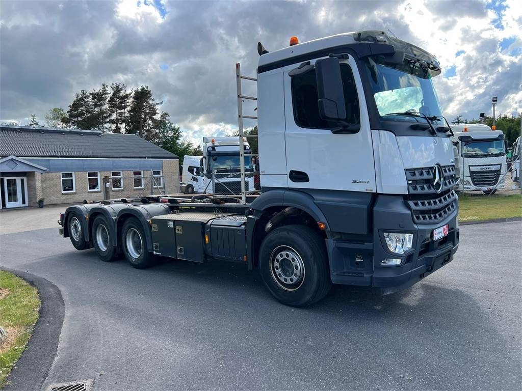 Mercedes-Benz Arocs 3251 8x4 L - 후크 리프트 트럭 : 사진 2 Mercedes-Benz Arocs 3251 8x4 L - 후크 리프트 트럭 : 사진 2