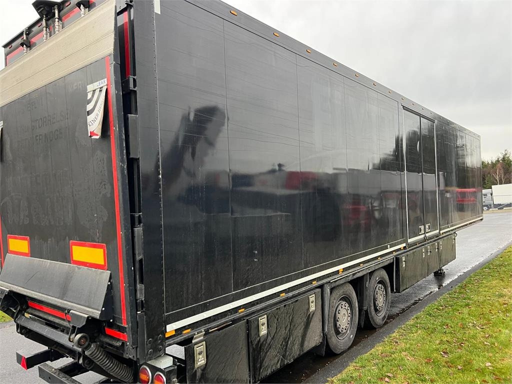 Schmitz 13,6 mtr kasse - lodretstående lift - 밀폐형 박스 세미 트레일러 : 사진 4 Schmitz 13,6 mtr kasse - lodretstående lift - 밀폐형 박스 세미 트레일러 : 사진 4