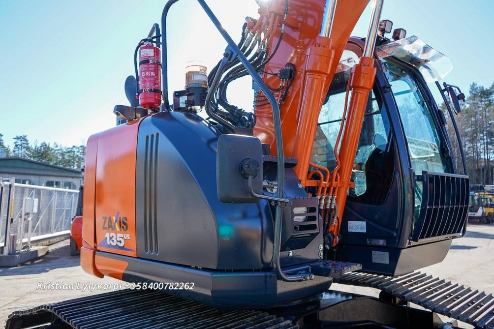 크롤러 굴삭기 Hitachi ZX135US-6 METSÄALUSTALLA : 사진 8