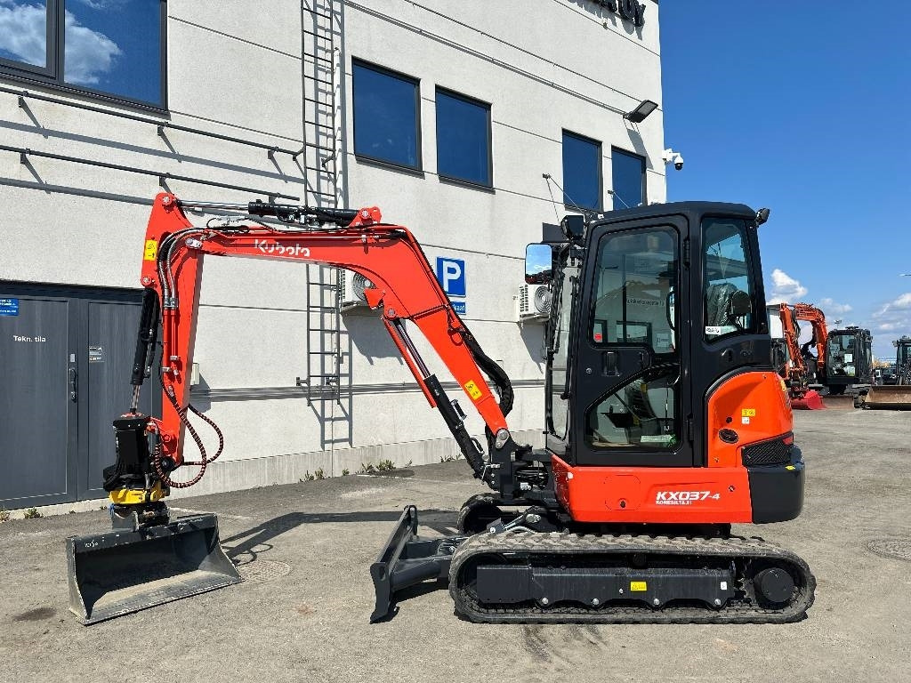 Kubota KX037-4 PYÖRITTÄJÄLLÄ - 미니 굴삭기 : 사진 1 Kubota KX037-4 PYÖRITTÄJÄLLÄ - 미니 굴삭기 : 사진 1