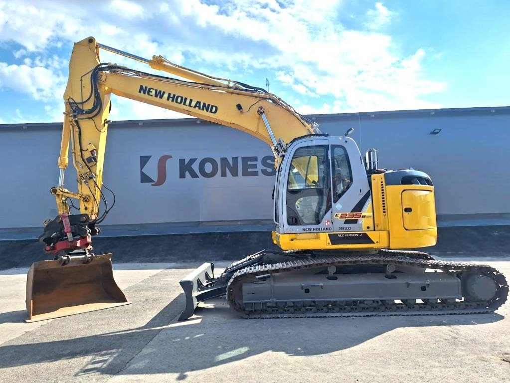 New Holland E235BSRLC PYÖRITTÄJÄLLÄ - 크롤러 굴삭기 : 사진 1 New Holland E235BSRLC PYÖRITTÄJÄLLÄ - 크롤러 굴삭기 : 사진 1