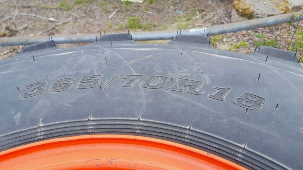 RENGASSARJA 365/70R18 VANTEINEEN - 휠 및 타이어 패키지 건설기계 용 : 사진 4 RENGASSARJA 365/70R18 VANTEINEEN - 휠 및 타이어 패키지 건설기계 용 : 사진 4