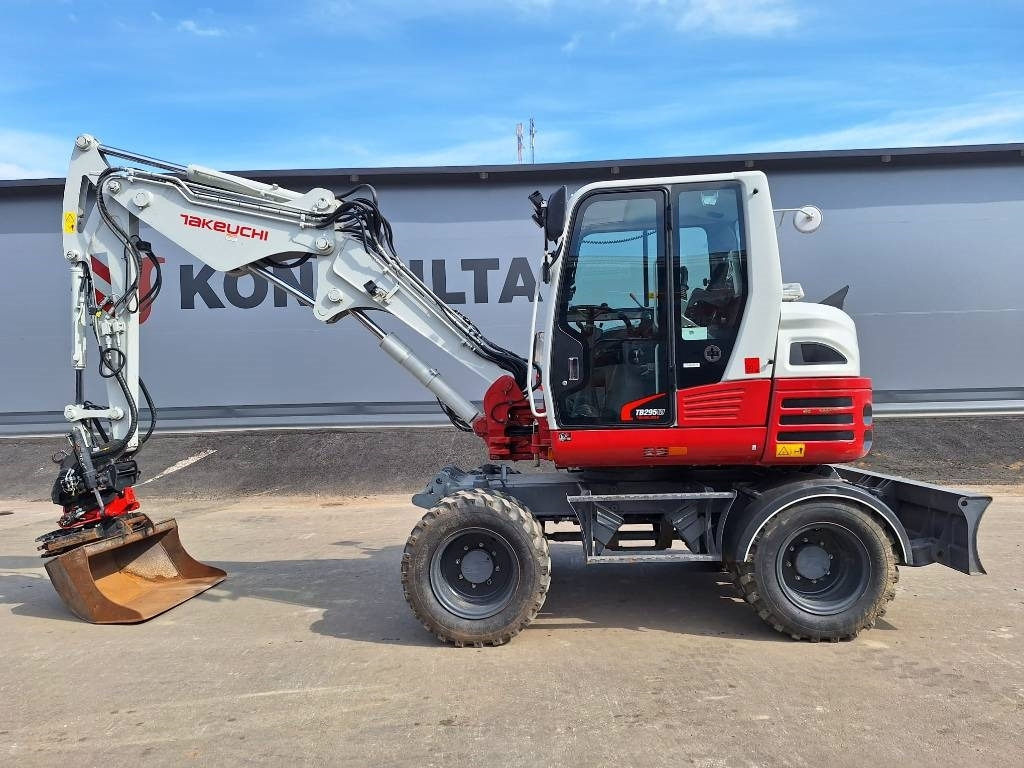 Takeuchi TB295W KÄRRY, PYÖRITTÄJÄ, 5-KAUHAA - 휠 굴삭기 : 사진 1 Takeuchi TB295W KÄRRY, PYÖRITTÄJÄ, 5-KAUHAA - 휠 굴삭기 : 사진 1