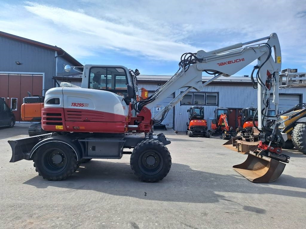 Takeuchi TB295W KÄRRY, PYÖRITTÄJÄ, 5-KAUHAA - 휠 굴삭기 : 사진 5 Takeuchi TB295W KÄRRY, PYÖRITTÄJÄ, 5-KAUHAA - 휠 굴삭기 : 사진 5