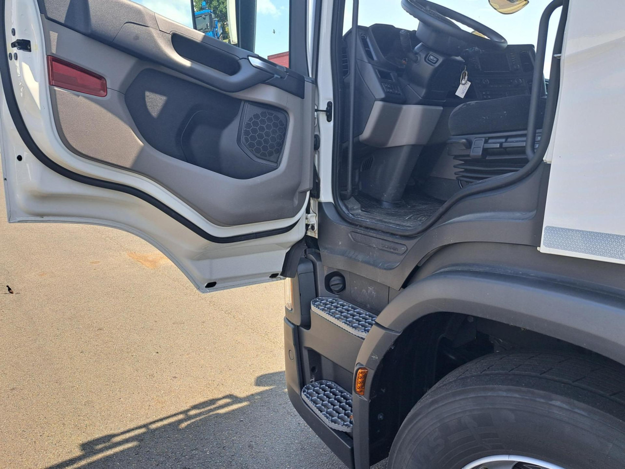 SCANIA SCANIA P280 4x2 Fourgon /Hayon 9L - 캡 새시 트럭 : 사진 2 SCANIA SCANIA P280 4x2 Fourgon /Hayon 9L - 캡 새시 트럭 : 사진 2
