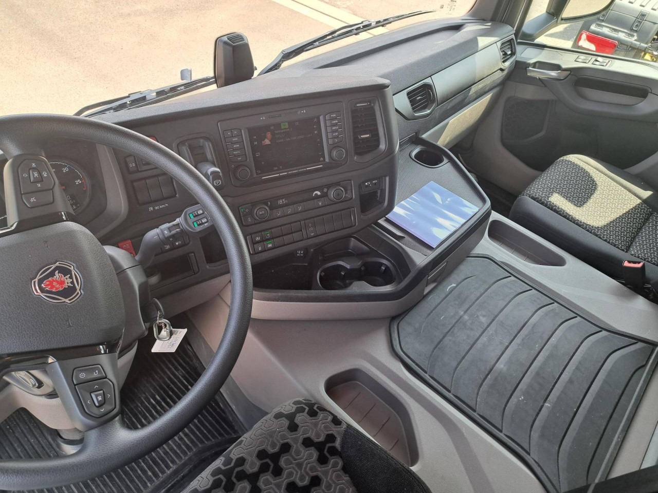SCANIA SCANIA P280 4x2 Fourgon /Hayon 9L - 캡 새시 트럭 : 사진 4 SCANIA SCANIA P280 4x2 Fourgon /Hayon 9L - 캡 새시 트럭 : 사진 4