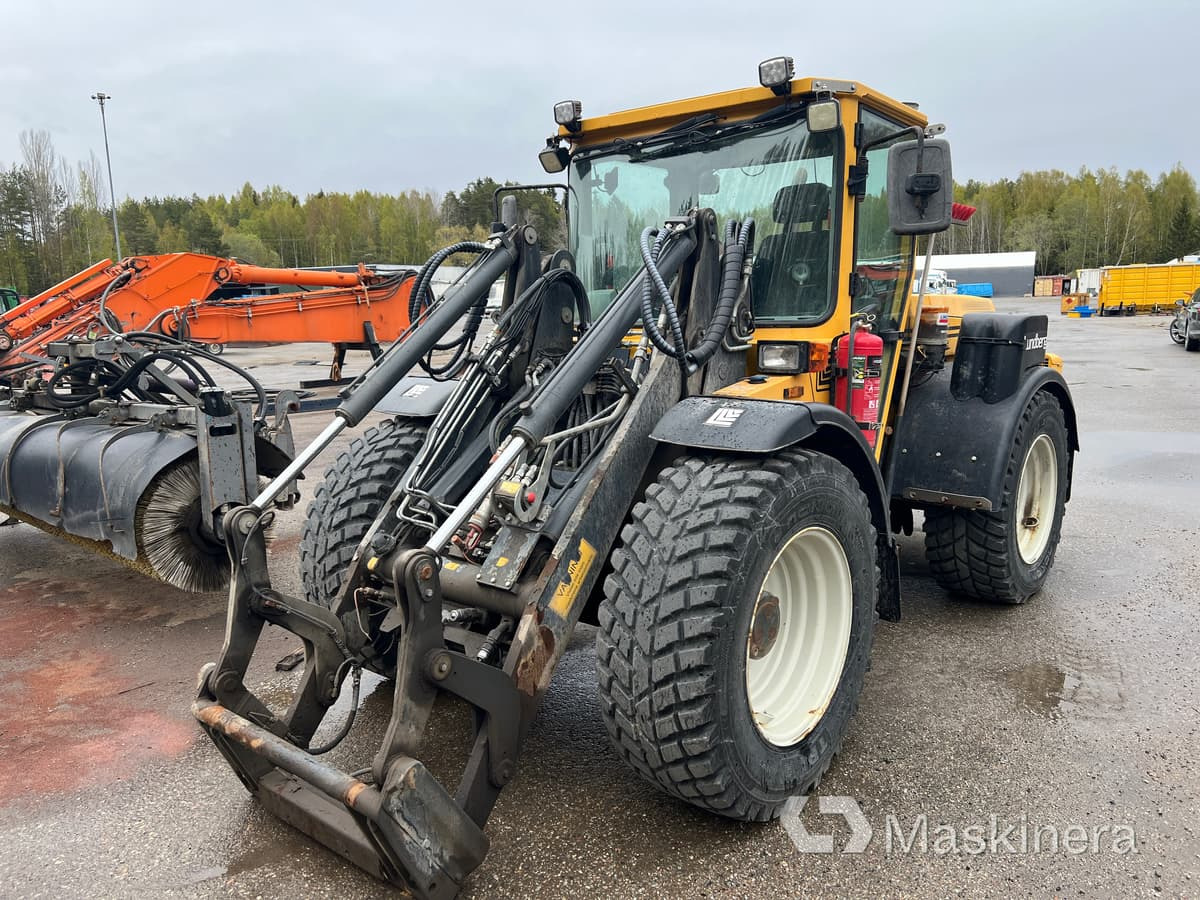 Redskapsbärare Lundberg 6240 med redskap och kombispridare - 휠 로더 : 사진 1 Redskapsbärare Lundberg 6240 med redskap och kombispridare - 휠 로더 : 사진 1