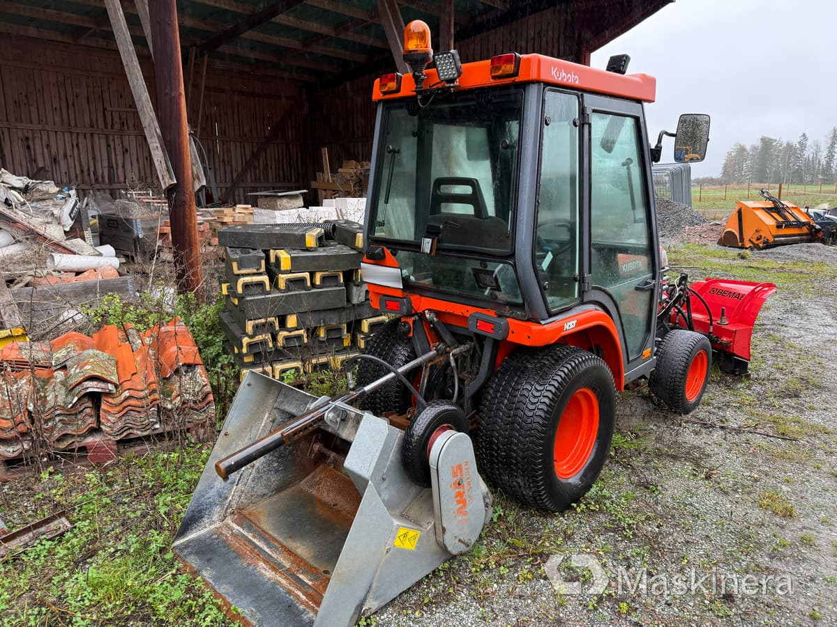 Traktor Kubota B2100 med Vikplog & Sandspridare - 장궤형 트랙터 : 사진 3 Traktor Kubota B2100 med Vikplog & Sandspridare - 장궤형 트랙터 : 사진 3