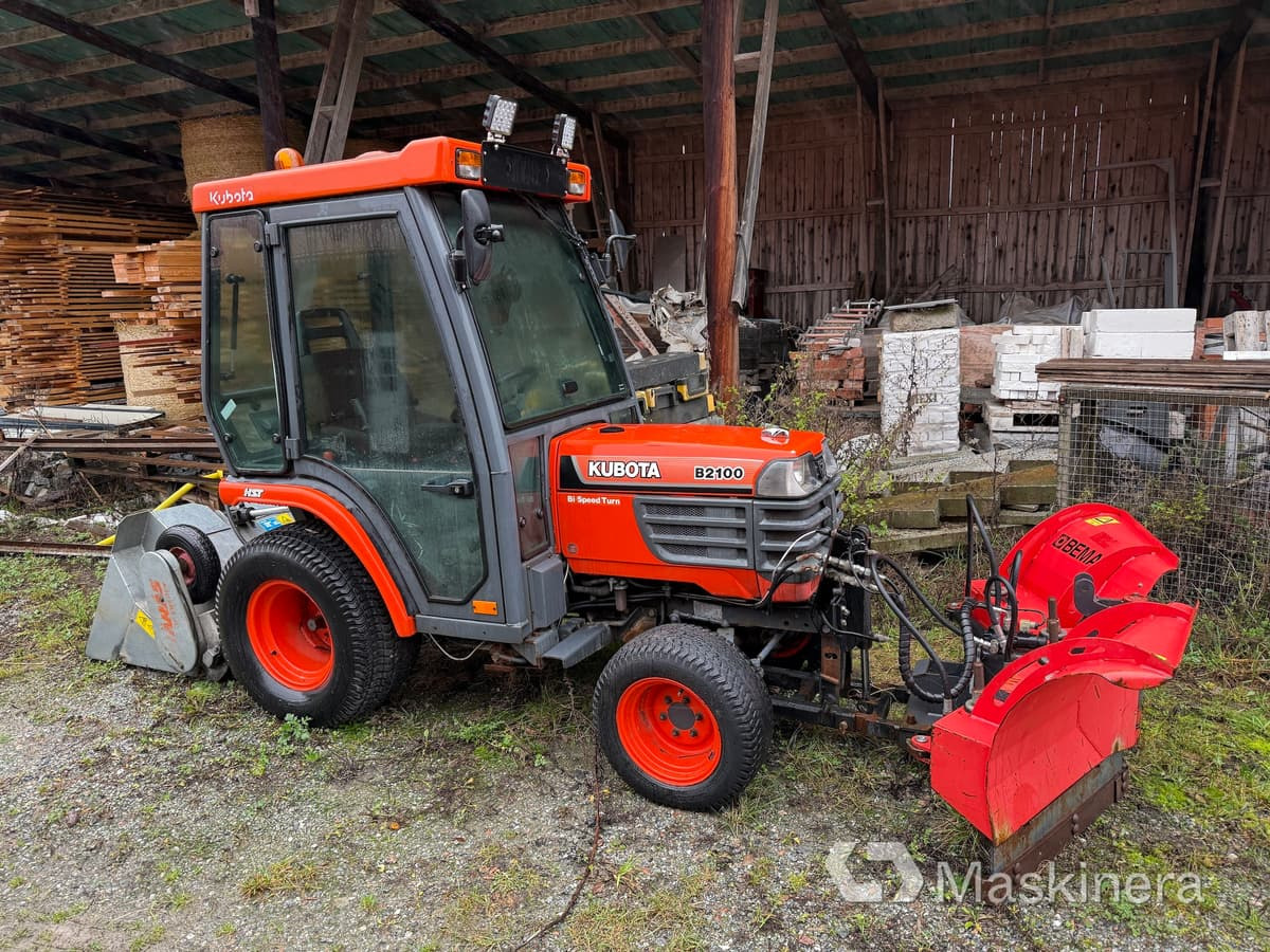 Traktor Kubota B2100 med Vikplog & Sandspridare - 장궤형 트랙터 : 사진 1 Traktor Kubota B2100 med Vikplog & Sandspridare - 장궤형 트랙터 : 사진 1