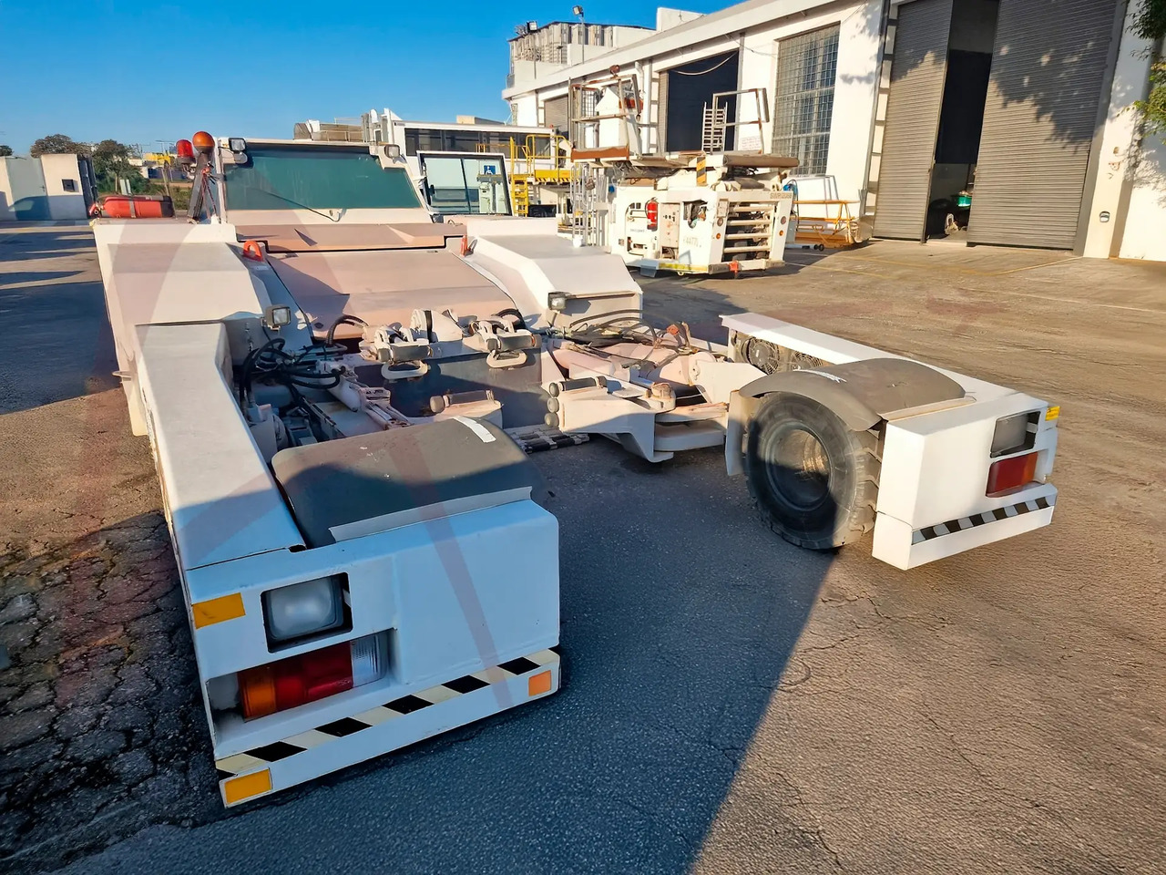 JBT EXPEDITER 160 - 푸시백 트랙터 : 사진 2 JBT EXPEDITER 160 - 푸시백 트랙터 : 사진 2