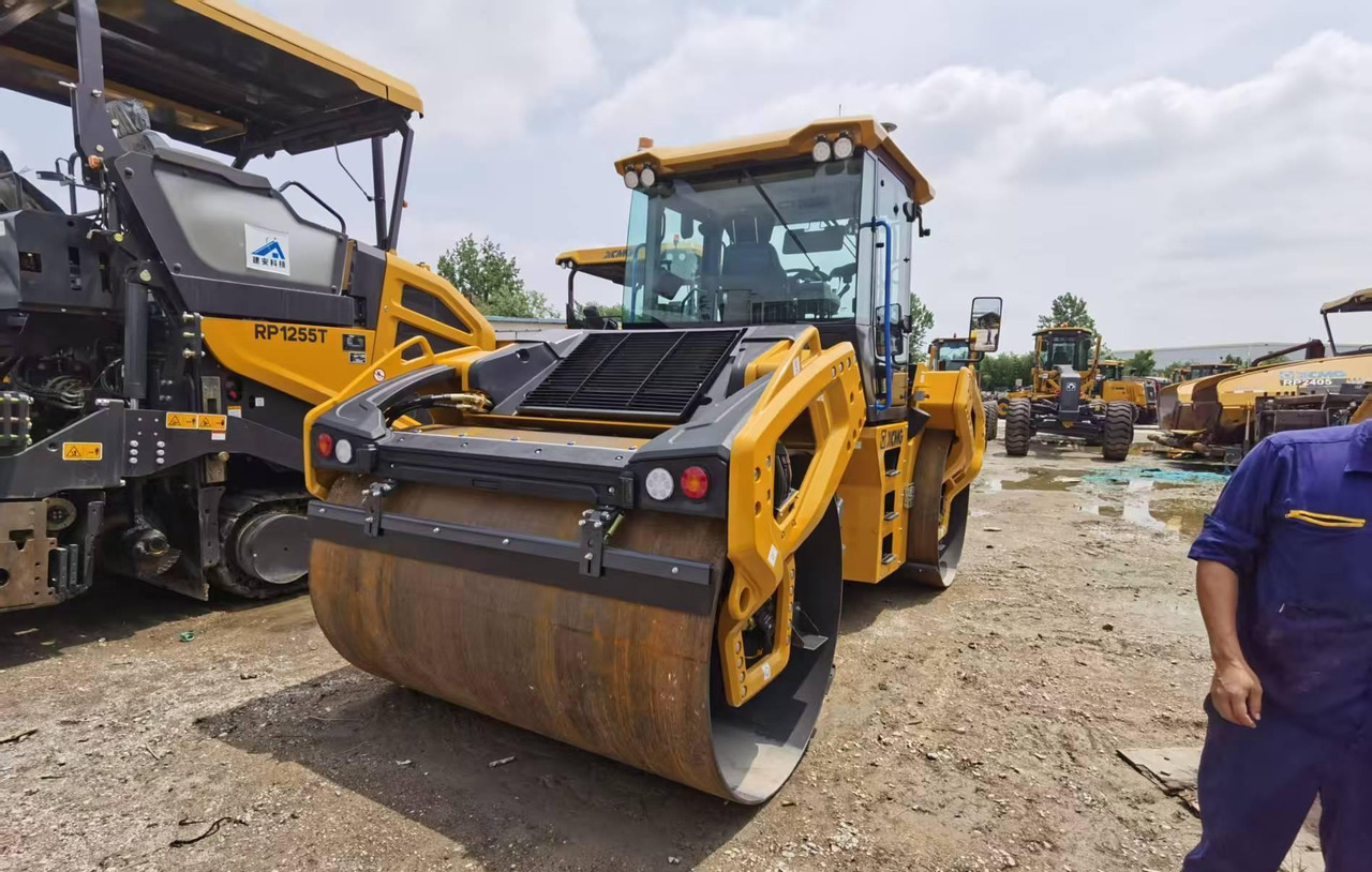 XCMG 13ton used small double drum steel road roller XD135TIV - 로드 롤러 : 사진 4 XCMG 13ton used small double drum steel road roller XD135TIV - 로드 롤러 : 사진 4