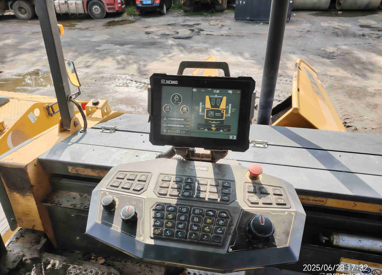 XCMG RP905HDIV used hydraulic mobile asphalt paver - 아스팔트 포장기 : 사진 4 XCMG RP905HDIV used hydraulic mobile asphalt paver - 아스팔트 포장기 : 사진 4