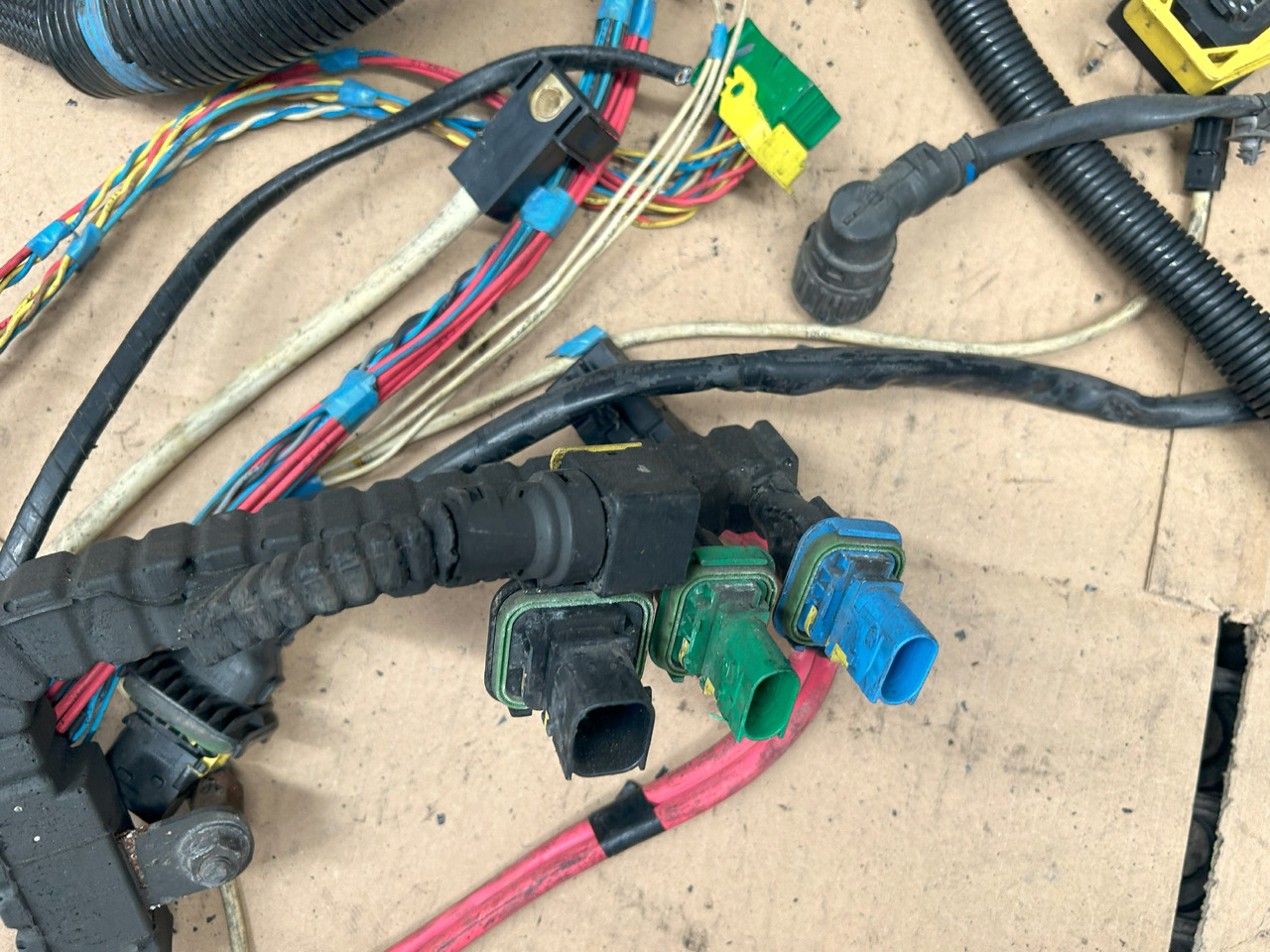 DAF XF 106 J3C ENGINE WIRING HARNESS - 케이블/ 와이어 하니스 : 사진 3 DAF XF 106 J3C ENGINE WIRING HARNESS - 케이블/ 와이어 하니스 : 사진 3