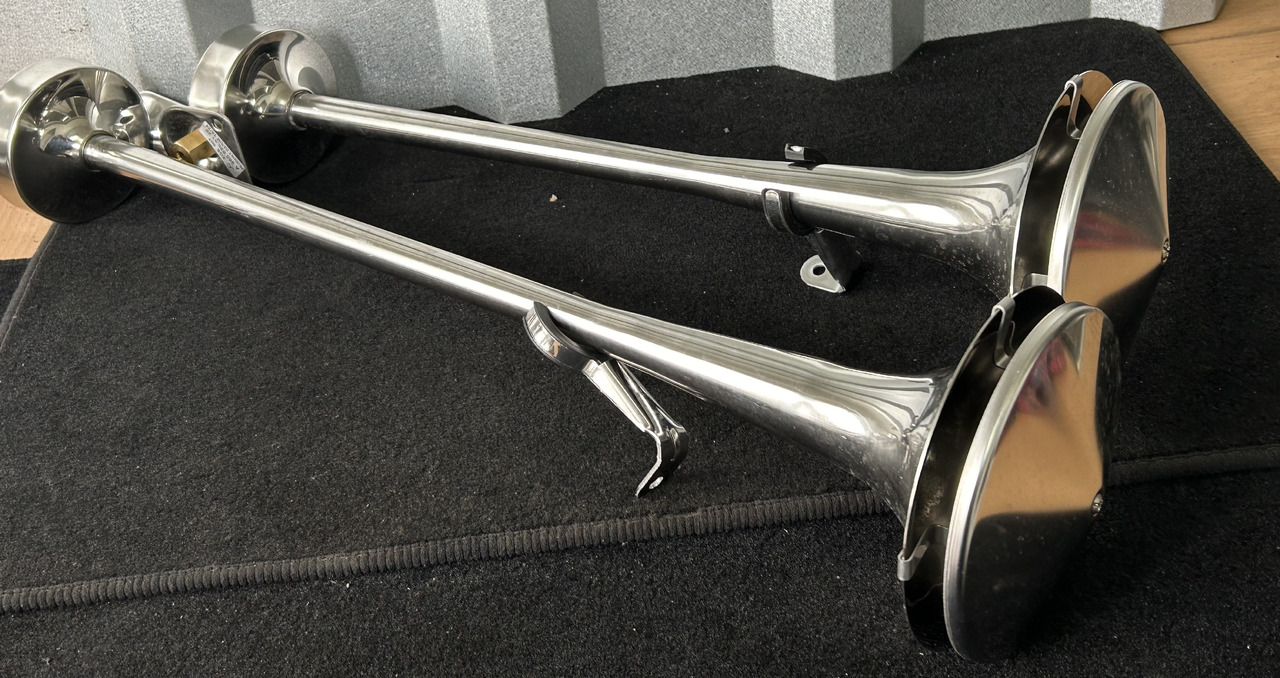 FIAMM 2 TRUMPETS, SHORT + LONG + ASSEMBLY KIT FIAMM, ORIGINAL FOR MERCEDES ACTROS MP5 - 범용 부품 : 사진 1 FIAMM 2 TRUMPETS, SHORT + LONG + ASSEMBLY KIT FIAMM, ORIGINAL FOR MERCEDES ACTROS MP5 - 범용 부품 : 사진 1