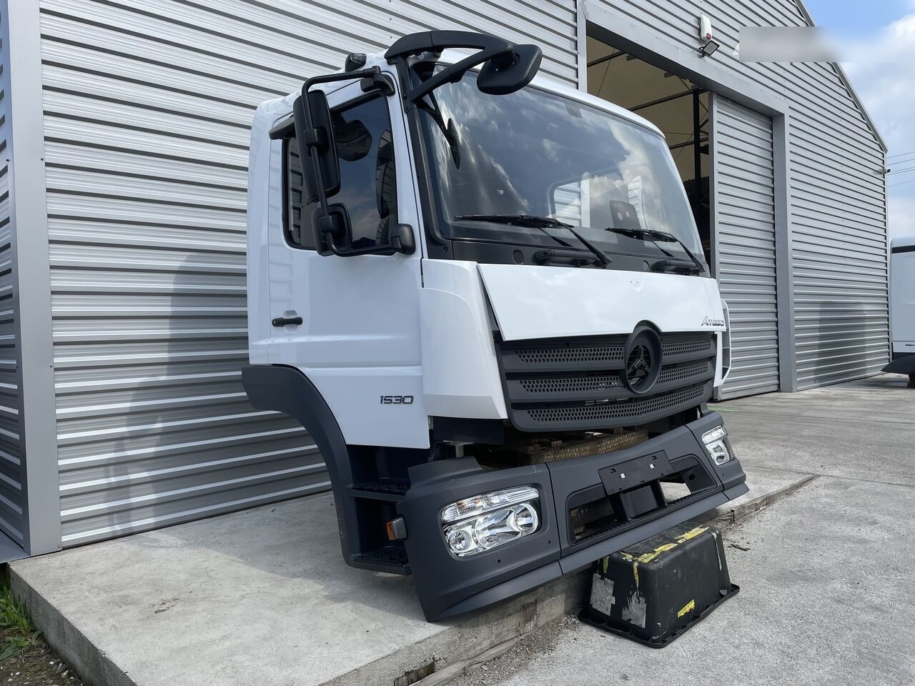 FRONT BUMPER COMPLETE EXTRA COST 800EU Mercedes-Benz ATEGO S-cab ClassicSpace, 2.30 m 2023 Mercedes-Benz ATEGO truck - 운전실 트럭 용 : 사진 2 FRONT BUMPER COMPLETE EXTRA COST 800EU Mercedes-Benz ATEGO S-cab ClassicSpace, 2.30 m 2023 Mercedes-Benz ATEGO truck - 운전실 트럭 용 : 사진 2