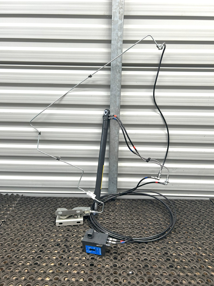 IVECO EUROCARGO 75E MLC CABIN LIFTING KIT - 유압 실린더 : 사진 1 IVECO EUROCARGO 75E MLC CABIN LIFTING KIT - 유압 실린더 : 사진 1