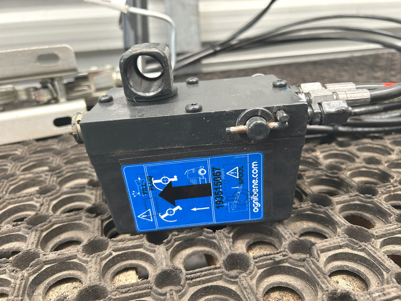 IVECO EUROCARGO 75E MLC CABIN LIFTING KIT - 유압 실린더 : 사진 2 IVECO EUROCARGO 75E MLC CABIN LIFTING KIT - 유압 실린더 : 사진 2