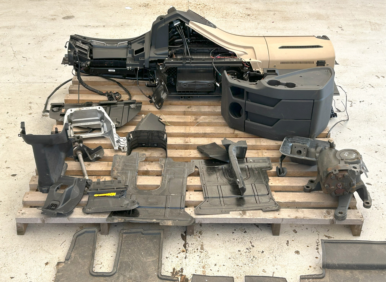 MERCEDES-BENZ COMPLETE INTERIOR CONSOLE - DASHBOARD FOR A BRITISH MERCEDES ACTROS MP4 - 운전실 : 사진 5 MERCEDES-BENZ COMPLETE INTERIOR CONSOLE - DASHBOARD FOR A BRITISH MERCEDES ACTROS MP4 - 운전실 : 사진 5