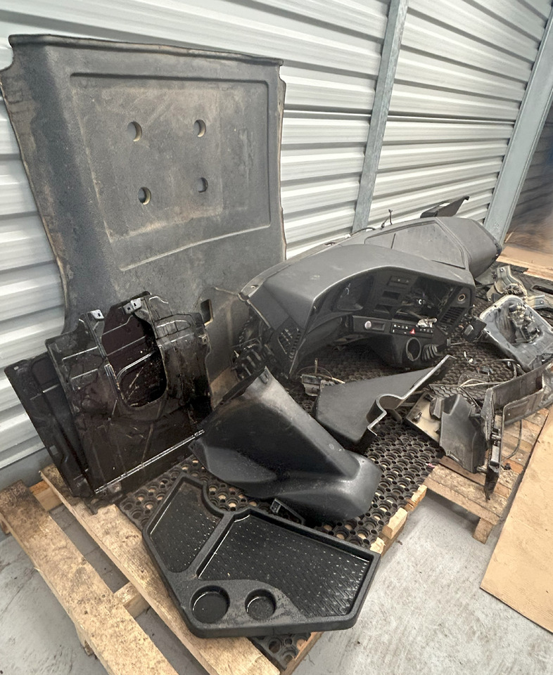 MERCEDES-BENZ KOMPLETNA PRZEKŁADKA WNĘTRZA - DESKA KONSOLA DO ANGLIKA MERCEDES AROCS MP4 - 운전실 : 사진 4 MERCEDES-BENZ KOMPLETNA PRZEKŁADKA WNĘTRZA - DESKA KONSOLA DO ANGLIKA MERCEDES AROCS MP4 - 운전실 : 사진 4